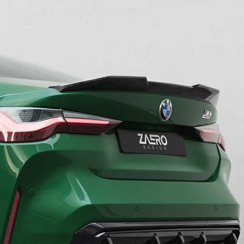 Heckansicht eines grünen BMW M4 G82 mit ZAERO Design Schriftzug, markanten Rückleuchten und dem ZAERO Design EVO-S Heckspoiler mit OEM+ Styling.