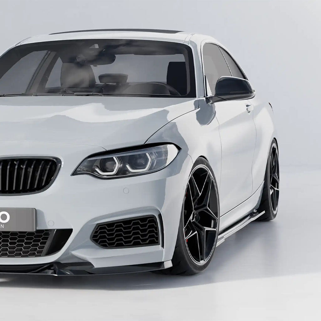 Weißes BMW F22 Coupé mit ZAERO Design EVO-1 Seitenschweller, schwarzen Glanz Schwarz Felgen und getönten Scheiben in einer minimalen, hellen Studioumgebung.