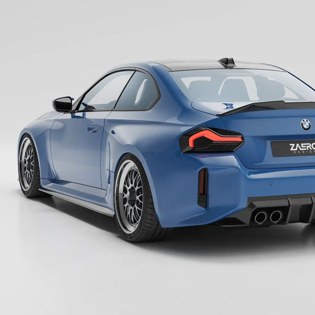 Blaues BMW M2 G87 Sportcoupé mit Sonderrädern, schwarzen Akzenten und Doppelauspuffanlage, von hinten gesehen, mit ZAERO EVO-S Seitenschweller von ZAERO für einen raffinierten sportlichen Touch.