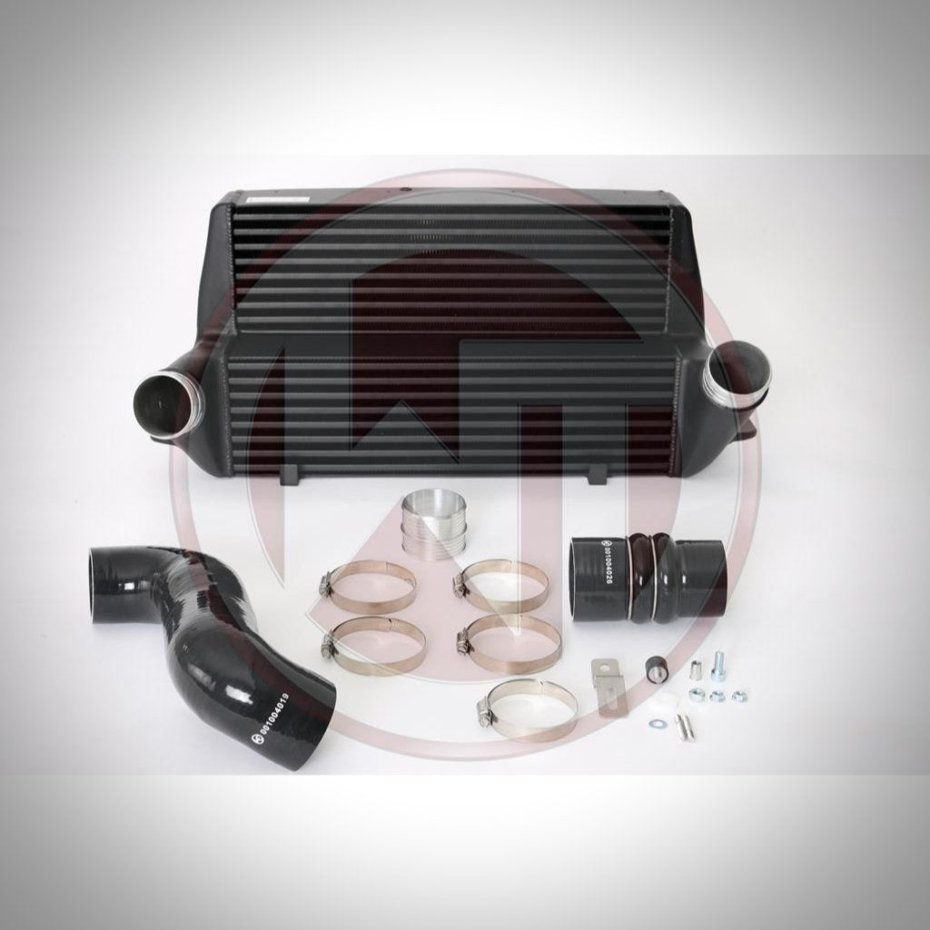 Wagner Tuning Evo 3 Ladeluftkühler Kit passend für BMW 135i, 1er M Coupé, 335i(x) N54/N55 E-Serie inkl. schwarze Schläuche, Metallklammern &amp; Montagematerial – optimal als FBO-Setup oder Ladeluftkühler-Upgrade.