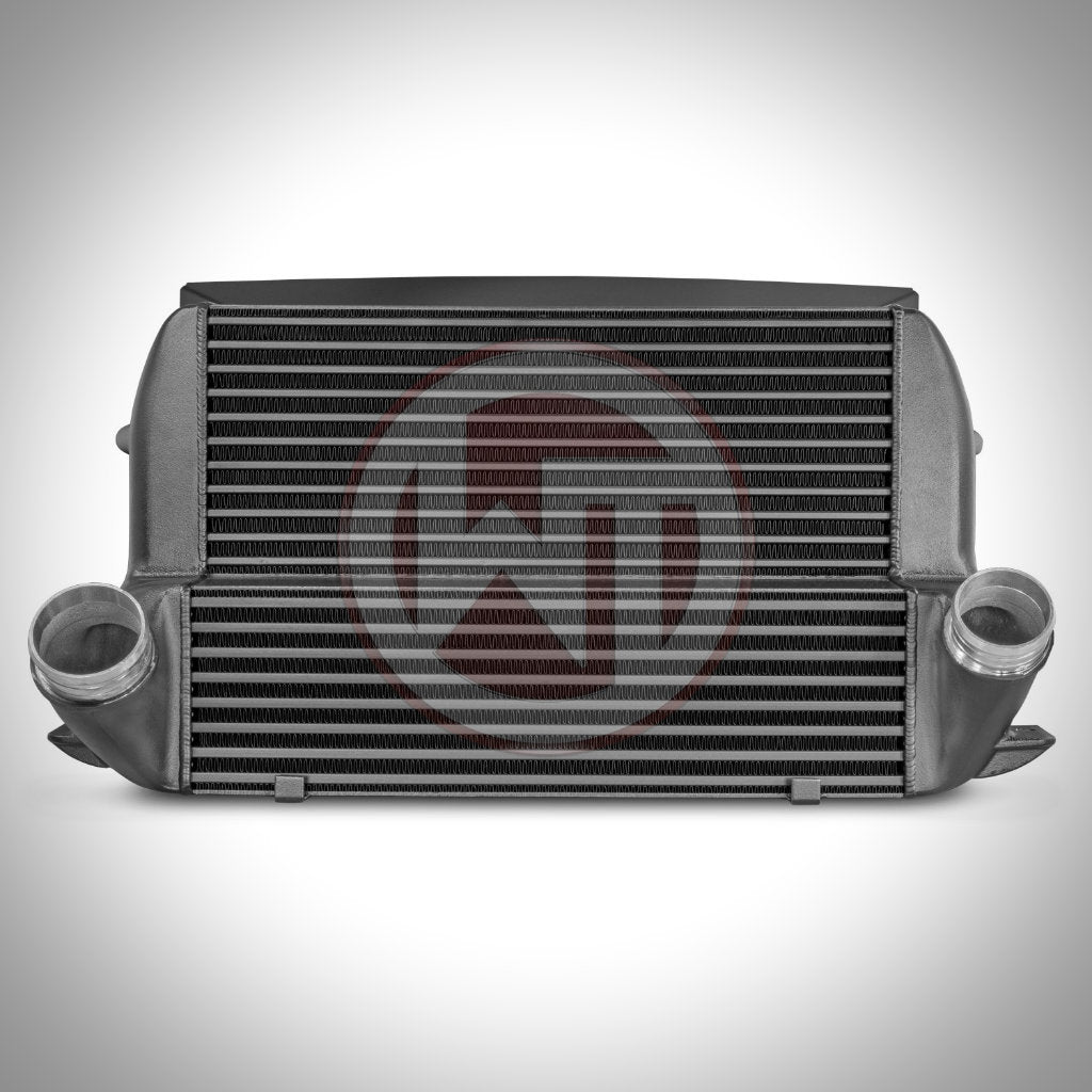 Frontansicht eines Wagner Tuning Evo 3 Competition Ladeluftkühlers passend für BMW F2x, F87 N55 mit zwei Sidepipes, dargestellt vor weißem Hintergrund.