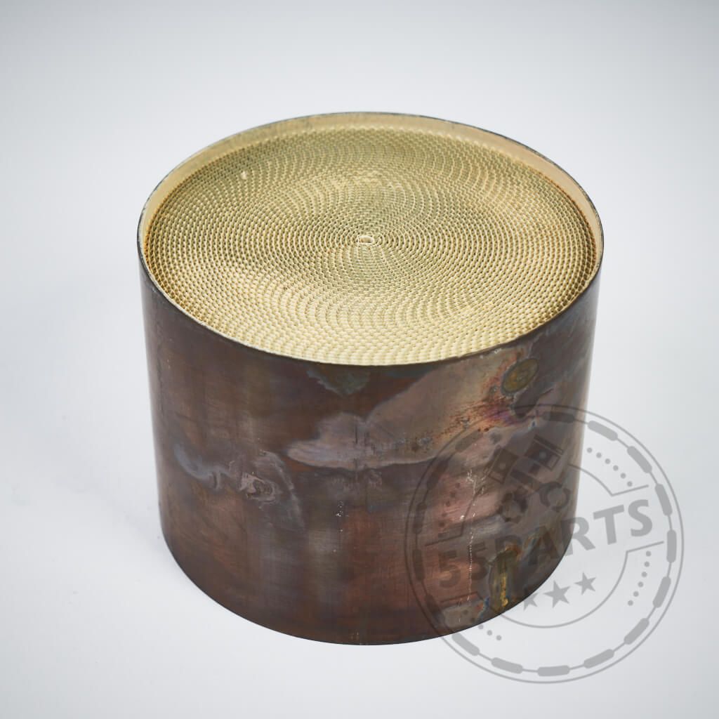Ein 55Parts Special Universeller 300 Zellen Euro 6 Katalysator, 300 Zeller, zylindrischer Metallkatalysator mit goldener Netzinnenseite für optimierte Abgassysteme, abgebildet auf weißem Hintergrund.