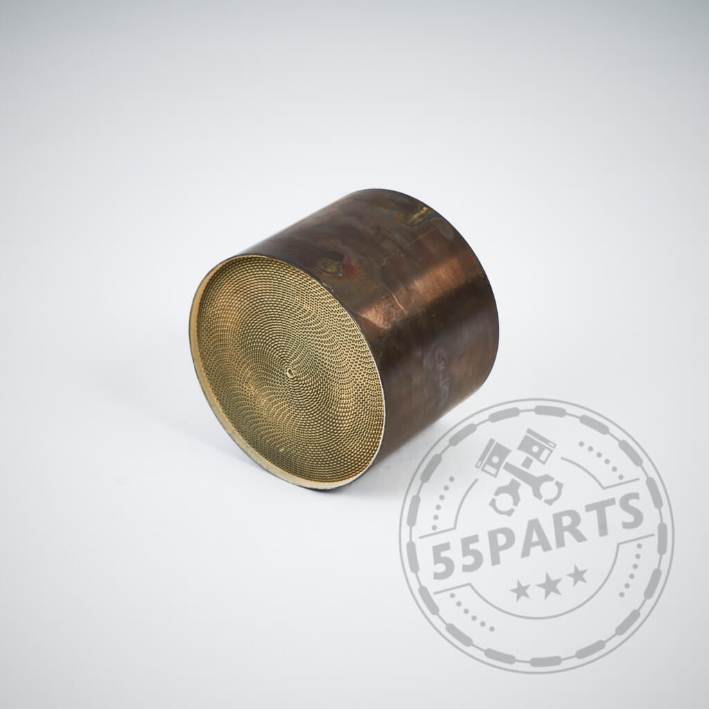 Ein 55Parts Special Universeller 300 Zellen Euro 6 Katalysator, 300 Zeller, zylindrischer Metallkatalysator mit goldener Netzinnenseite für optimierte Abgassysteme, abgebildet auf weißem Hintergrund.