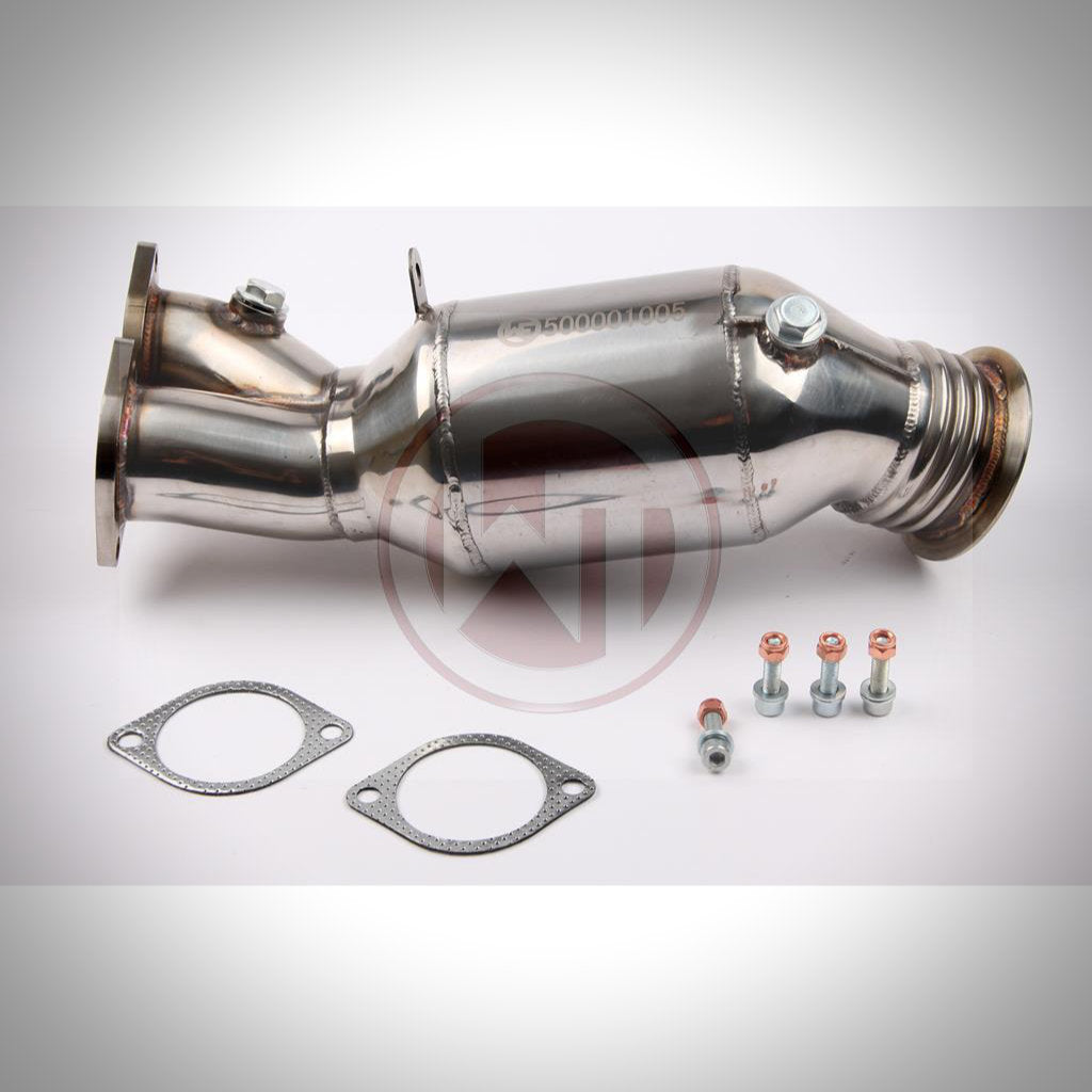 Wagner Tuning High Flow Downpipe mit 200 Zeller Katalysator passend für BMW 135i, 335i(x) N55 E-Serie inkl. Flansche, Dichtungen &amp; Schrauben präsentiert auf weißem Hintergrund.