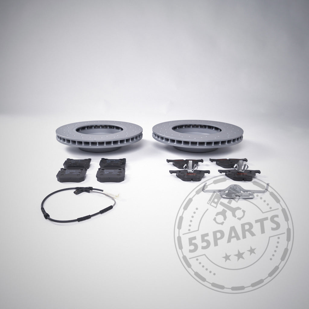 Das 55Parts Special Bremsen Upgrade Set Hinterachse passend für BMW 3er E9x 335i umfasst zwei belüftete Scheiben, vier Beläge, ein Sensorkabel und Montageteile – perfekt für Ihr Hinterradbremsen-Upgrade auf oder abseits der Strecke.