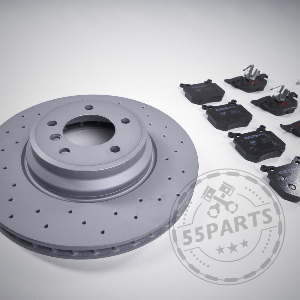 55Parts Special: Bremsen (Upgrade) Set Vorderachse passend für BMW 1er 2er F2x, 3er F3x 35i, 40i (340mm) – graue belüftete Bremsscheiben, Bremsbeläge und Hardware auf heller Fläche mit 55Parts-Logo.