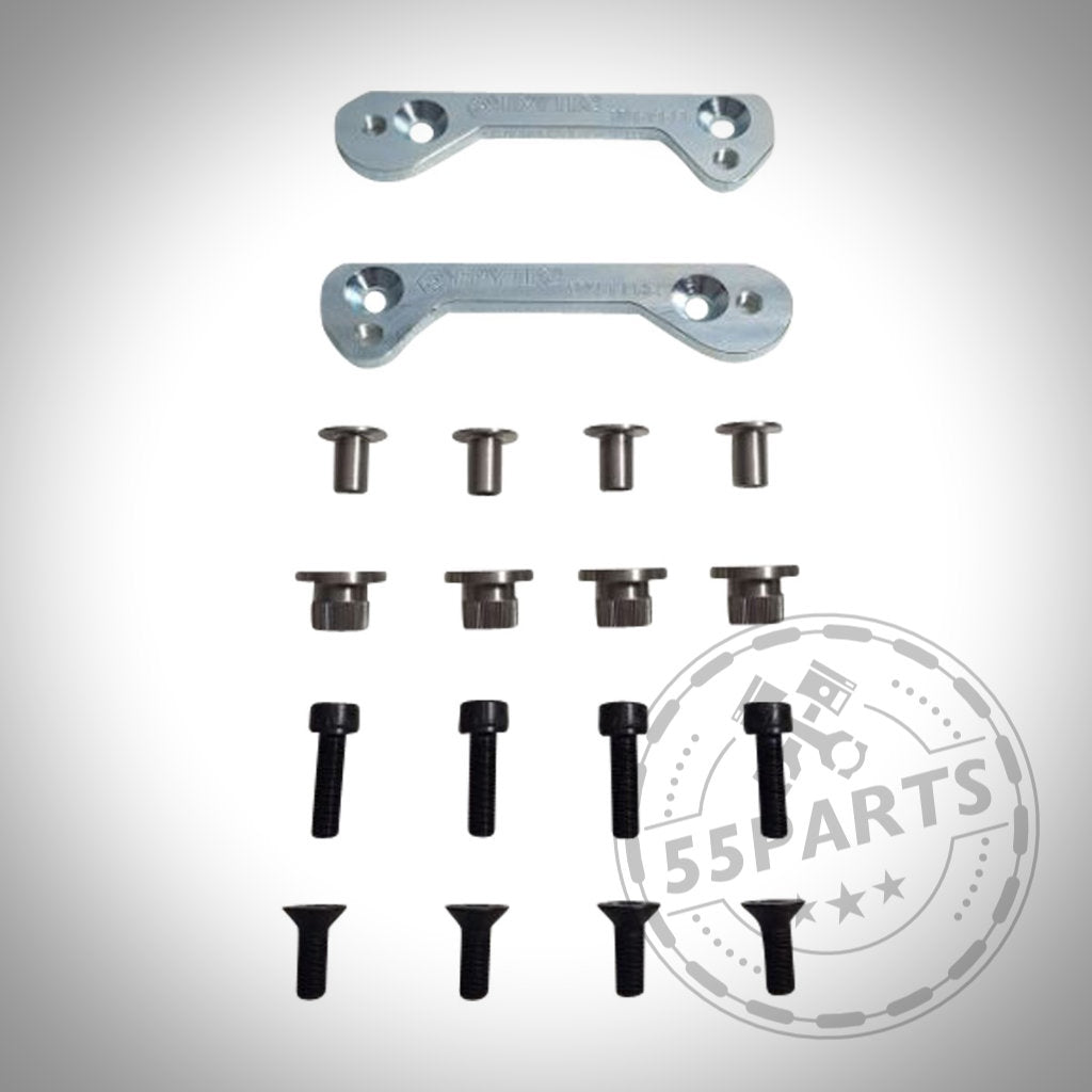 Zwei Metallhalterungen, Schrauben und Bolzen für den Epytec Bremssatteladapter für F30 F31 zum Umbau auf M2/M3 Bremsscheibe 380x30, passend für BMW 3er E9x M3, sind ordentlich auf weißem Hintergrund mit einem 55Parts-Wasserzeichen angeordnet.