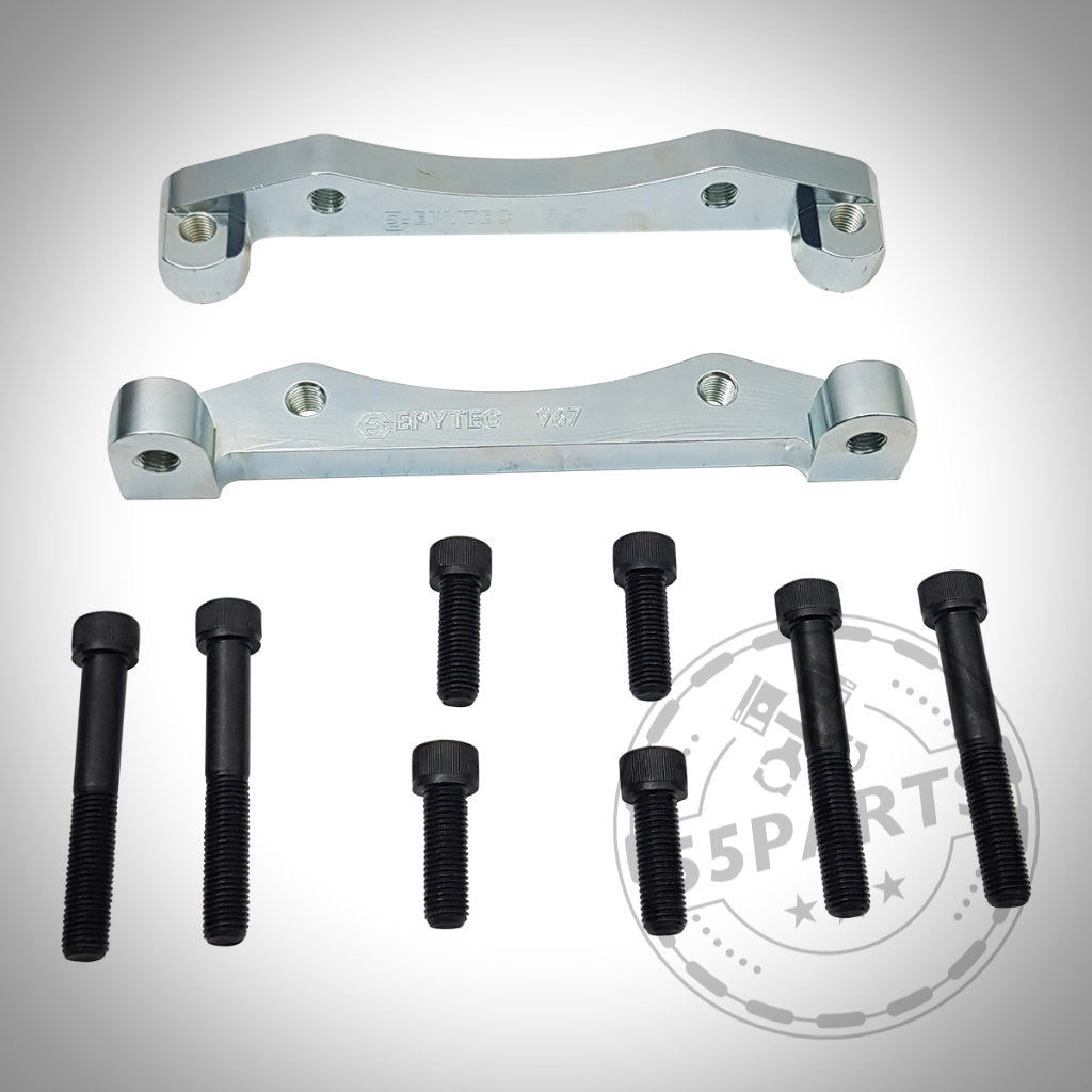 Zwei silberne Epytec Bremssatteladapter für 6-Kolben-Bremssättel und acht schwarze Schrauben auf weißem Hintergrund mit einem schwachen 55Parts-Logo, passend für BMW 135i, E46 CSL (345x28mm Scheiben), E92, E93 und E91.