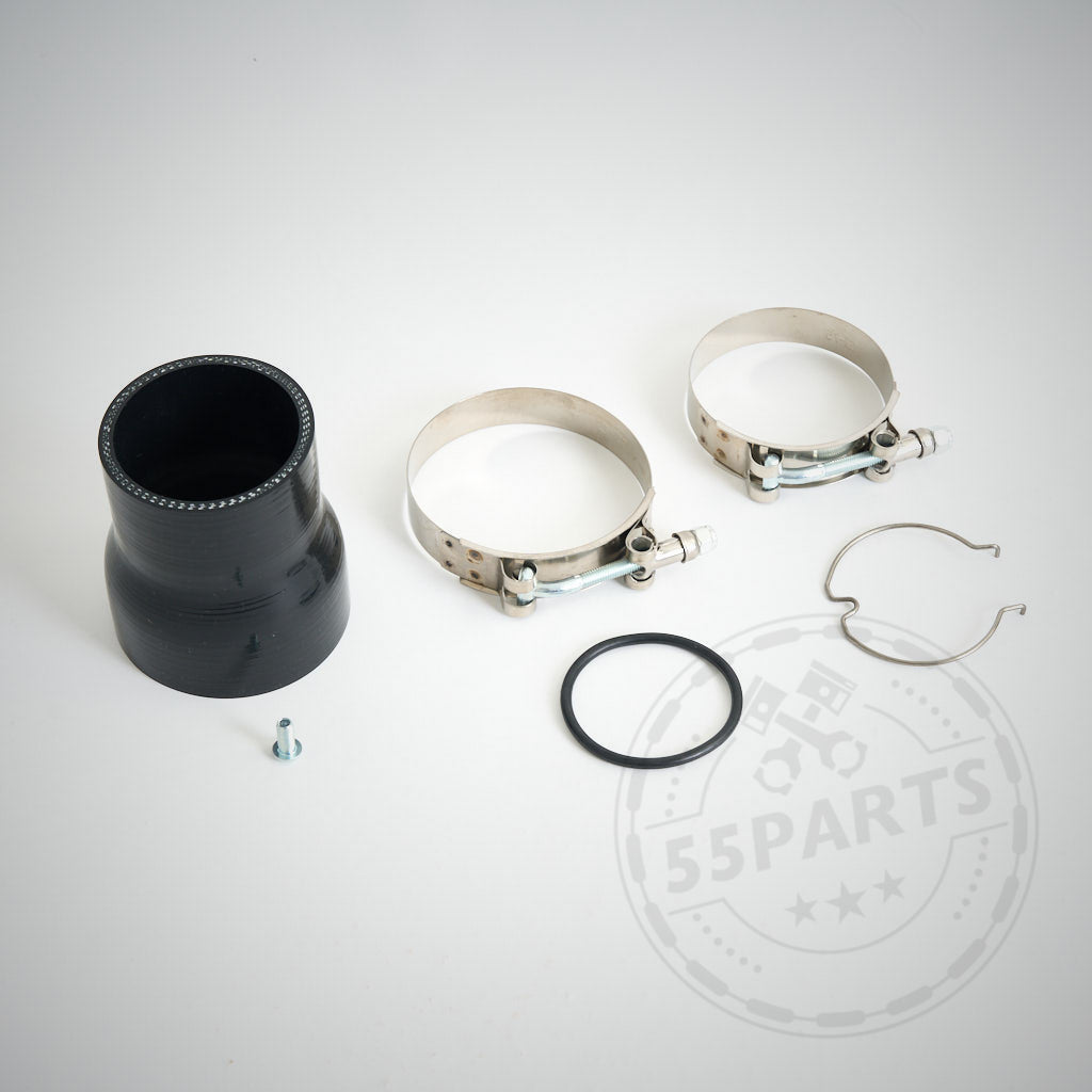 55Parts Aluminium Chargepipe passend für BMW M140i, M240i, 340i, 440i, 540i, 640i, 740i, X3 &amp; X4 B58 (inkl. Gutachten) abgebildet mit schwarzem Silikonschlauch und Zubehör – perfekt für Ladeluftverrohrung oder FBO-Setups.