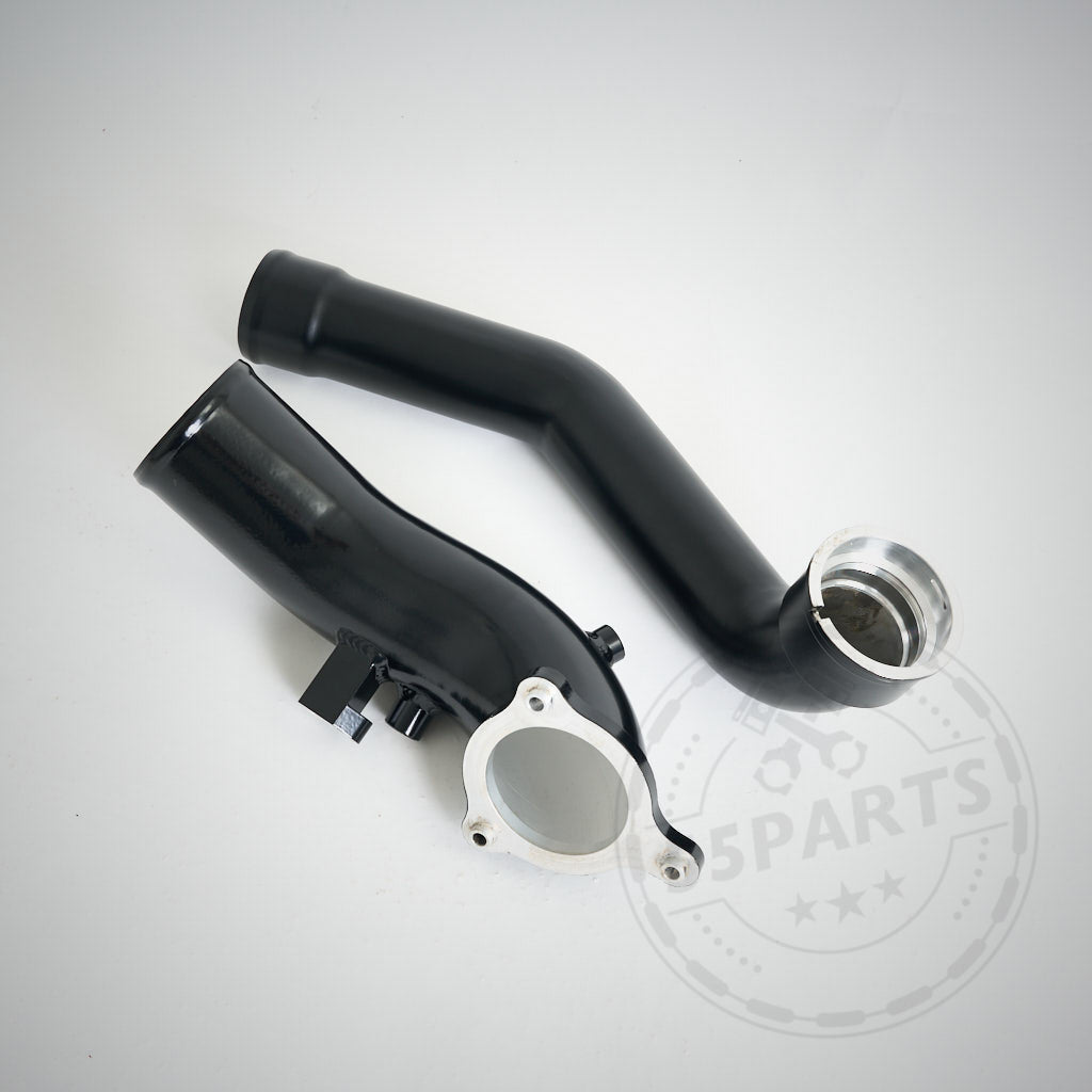 Zwei schwarze 55Parts Aluminium Chargepipes passend für BMW M140i, M240i, 340i, 440i, 540i, 640i, 740i, X3/X4 B58 (inkl. Gutachten) mit Klemmen und Gummiverbinder auf weißem Hintergrund – perfekt für Ladeluftverrohrung und FBO-Setups.
