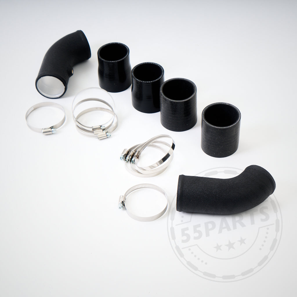 Aluminium-Chargepipes, passend für BMW M5, M6 F10, F11, F12, F13 S63. Schwarze Gummischlauchverbinder und Metallschellen auf weißem Untergrund; schwaches 55Parts-Wasserzeichen sichtbar.
