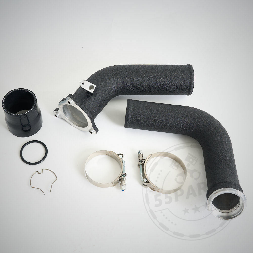 Das Bild zeigt zwei schwarze 55Parts Aluminium Chargepipes passend für BMW B48 Motoren (120i, 125i, 220i, 230i, 320i, 330i, 420i, 430i, X3, X4 F- &amp; G-Serie), mit Schellen, Dichtung, O-Ring &amp; Gummiverbinder. Inklusive Anti-Zerstörungsgarantie.