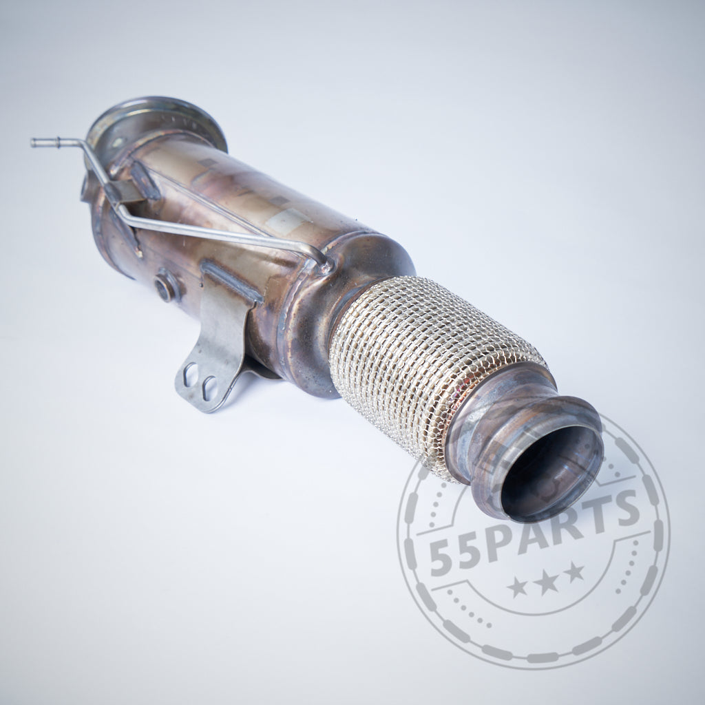 Das 55Parts-Special: OEM Downpipe mit 300 Zeller passend für BMW M140i, M240i, M340i, 440i, 540i, 640i, 840i, Z4 &amp; Supra B58(TU) F/G-Serie verfügt über einen Netzabschnitt und wird auf einem hellen Hintergrund mit einem 55Parts-Wasserzeichen angezeigt.