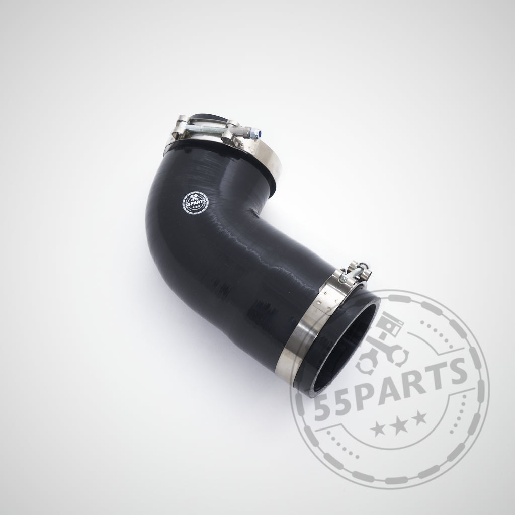 spezieller Silikon-Ansaugschlauch passend für BMW M140I, M240I, 340I, 440I B58 inklusive Gutachten. Schwarzer Silikonschlauch mit Metallklemmen auf hellem Hintergrund, 55Parts-Wasserzeichen. Ideal für B58-Tuning.