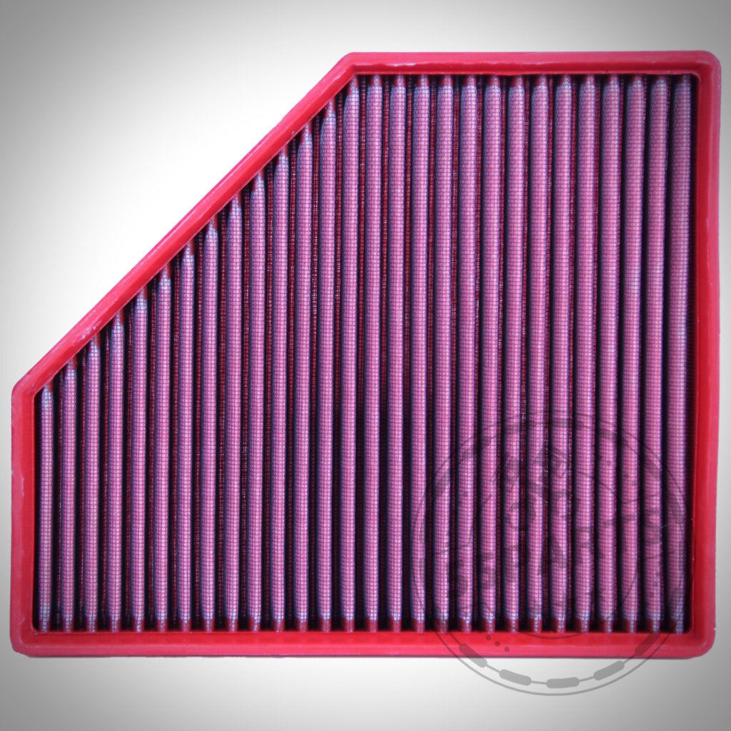 Der BMC High Flow-Luftfilter passend für BMW M40i(x) G42, G20, G21, Z4 G29 und Toyota Supra A90 B58TU verfügt über ein rechteckiges Design mit rotem Rahmen und violetten Falten sowie einer abgewinkelten Ecke – perfekt für FBO-Setups, die einen optimalen Luftstrom benötigen.