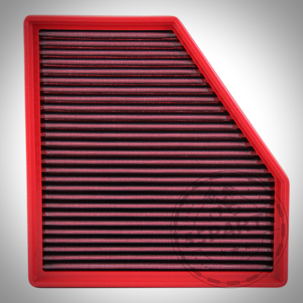 BMC High Flow Luftfilter passend für BMW M120-40i(x), M220-40i(x), 320-40i(x) und 420-40i(x) B58/B48 F-Serie, rechteckig mit rotem Rahmen und schwarzem Faltmaterial, optimiert den Ansaugtrakt. Weiße Hintergrundansicht.