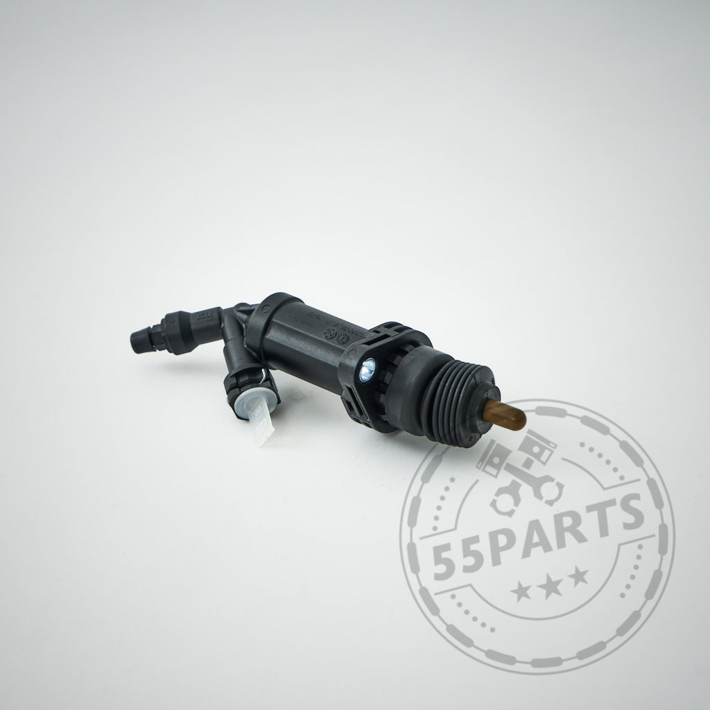 Schwarzes Automobilteil mit abgewinkelten Anschlüssen auf schlichtem, hellem Hintergrund, mit dem 55Parts Special: Nehmerzylinder ohne Clutch Delay Ventil (CDV) passend für BMW F-Serien. Wasserzeichen sichtbar.
