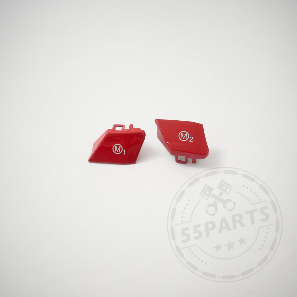 Zwei rote 55Parts Special aus Kunststoff: Rote M1/M2-Tasten passend für BMW F-Serie (F2x, F3x, F8x) auf weißem Hintergrund mit Innenraum-Look und dezentem Wasserzeichen.