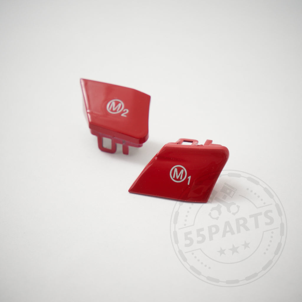 Zwei 55Parts spezielle rote M1/M2-Tasten passend für die BMW F-Serie (F2x, F3x, F8x) werden auf einem weißen Hintergrund mit einem schwachen Wasserzeichen angezeigt und verstärken den typischen Innenraum-Look.