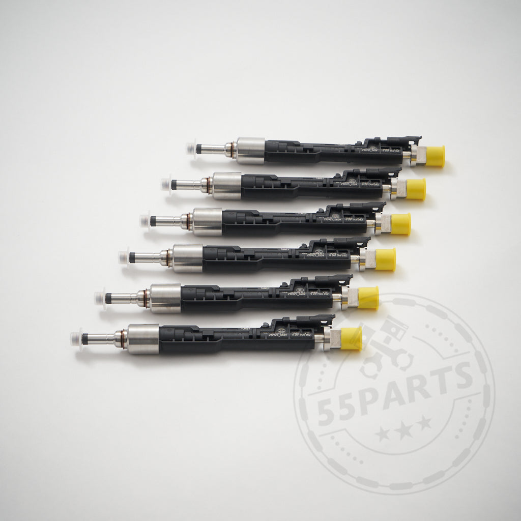 Sechs schwarze 55Parts Upgrade (M5) Injektoren Einspritzdüsen ab 700PS passend für BMW M2 Competition, M3, M4 S55 mit gelben Kappen sind diagonal auf weißem Hintergrund angeordnet.