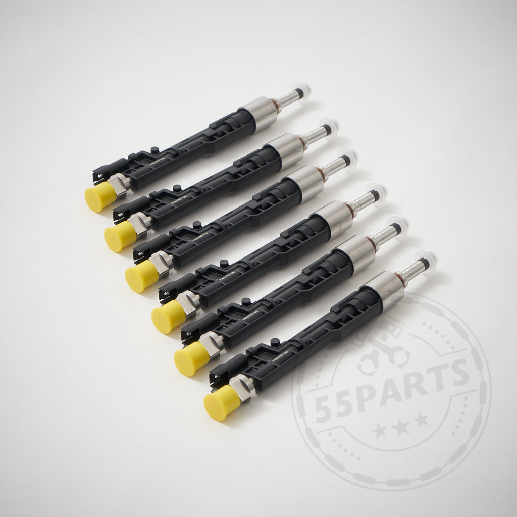 Sechs schwarze 55Parts Upgrade (M5) Injektoren Einspritzdüsen ab 700PS passend für BMW M2 Competition, M3, M4 S55 mit gelben Kappen sind diagonal auf weißem Hintergrund angeordnet.