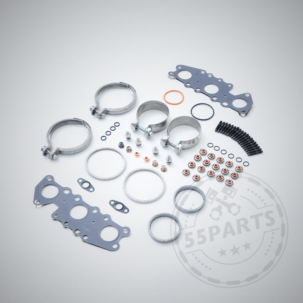 55Partss Turbolader-Einbauset passend für BMW F80, F82, F87 M2c, M3, M4 S55 mit verschiedenen Autodichtungen und -teilen, übersichtlich auf hellem Hintergrund angeordnet.