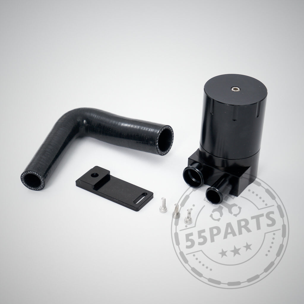 55Parts Spezial-Ölauffangbehälter passend für BMW F8x M2C M2CS M3 M4 S55, mit Schlauch, Halterung und Schrauben auf hellem Hintergrund – ideal für PCV-System- oder Kurbelwellengehäuseentlüftungsanwendungen.
