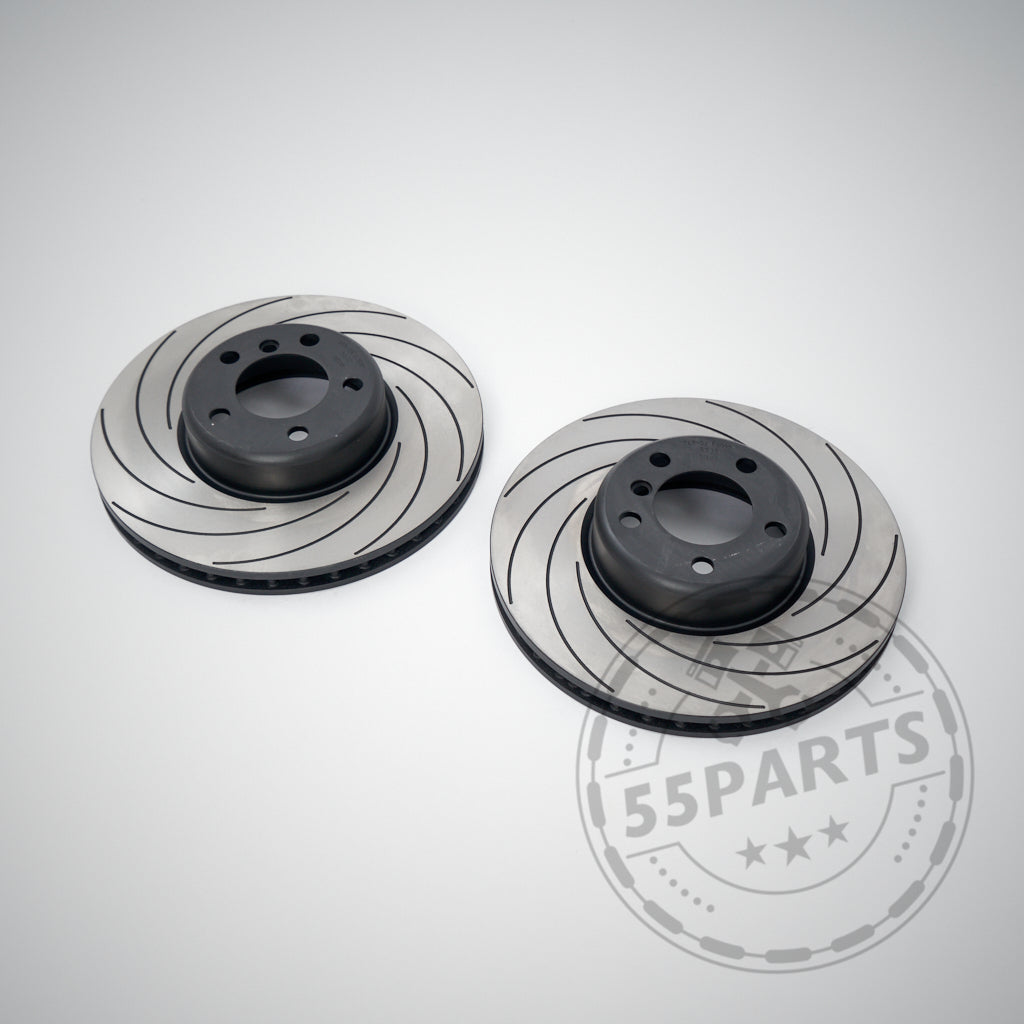 Zwei Tarox F2000 Upgrade-Bremsscheiben für den BMW 3er E9x 335i sind nebeneinander auf hellem Hintergrund abgebildet und heben die erstklassige Vorderachse-Bremsanlagen-Verbesserung hervor. Ein 55Parts-Wasserzeichen ist sichtbar.