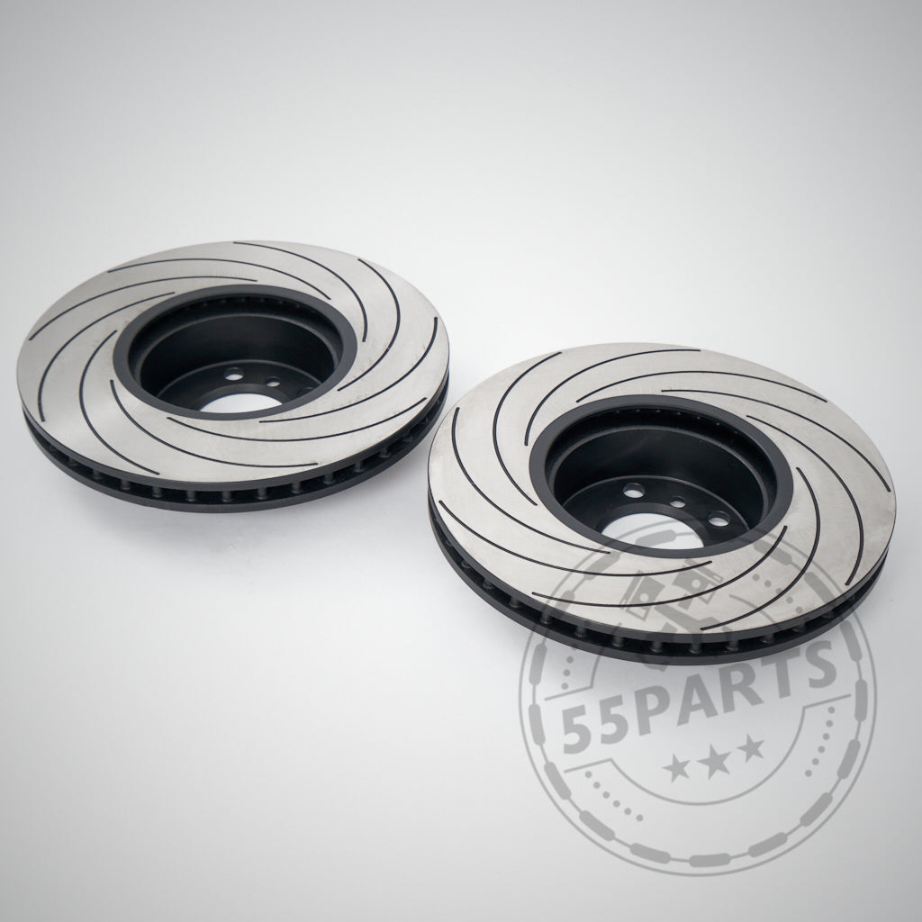 Zwei Tarox F2000 Upgrade Bremsscheiben, passend für BMW 3er E9x 335i, auf hellem Hintergrund betonen die Bremsanlage-Verbesserung und sind ideal zum Beheben von Schwachstellen der Serienbremsen.