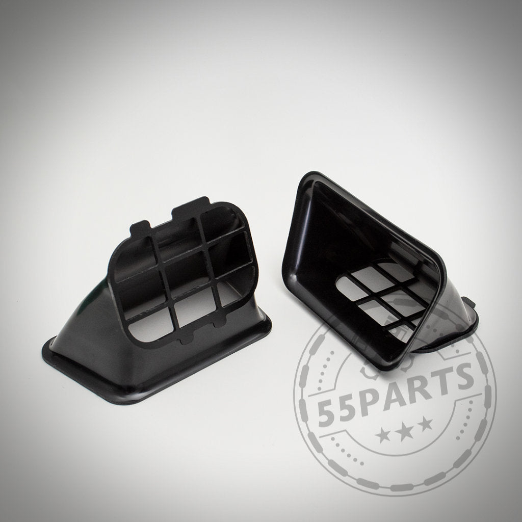 Zwei schwarze 55Parts Exclusive Airscoop / Ram Air Intakes für die meisten BMW F-Serien Fahrzeuge sind auf weißem Hintergrund mit einem 55Parts Wasserzeichen abgebildet; inklusive Zertifikat. Ideal für Upgrades.