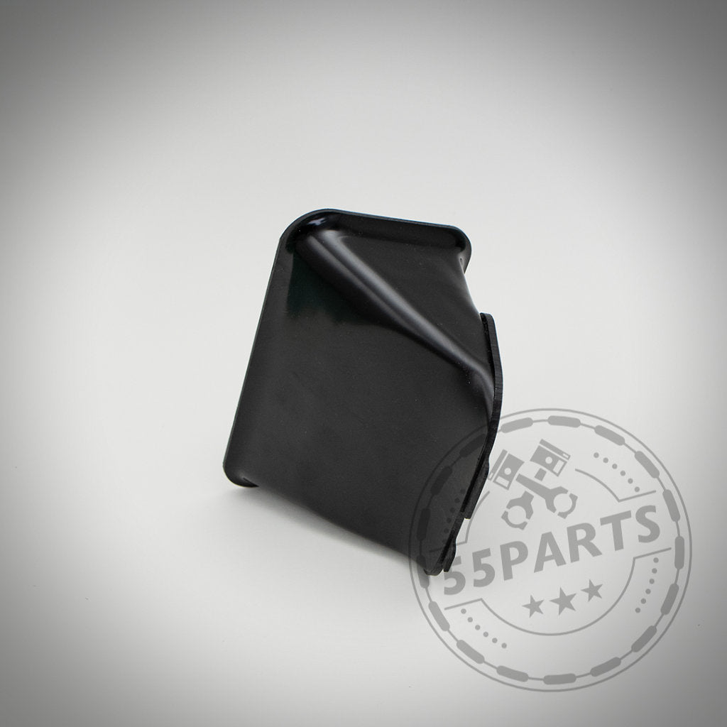Schwarzer, abgewinkelter Metall 55Parts Exclusive Airscoop/Ram Air Intake für die meisten BMW F-Series Modelle, dargestellt auf grauem Hintergrund mit schwachem 65PARTS Wasserzeichen. Inklusive Gutachten-ideale Upgrade für Ihren BMW!.