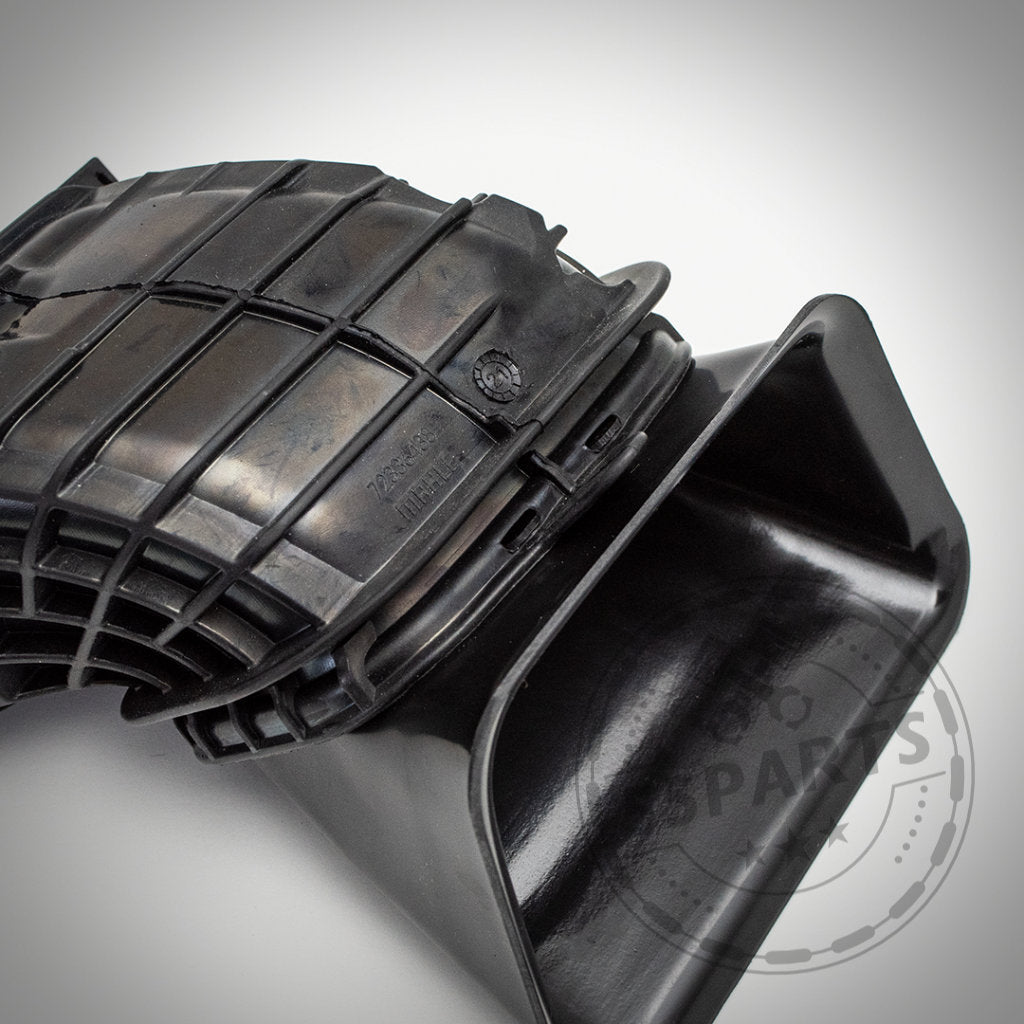 Die 55Parts Exclusive Airscoop Air Scoop / Ram Air Intake Ansaugung für die meisten BMW F-Serien Modelle (mit Zertifikat) von 55Parts zeichnet sich durch ein schwarzes Kunststoff-Gitterdesign aus, hier vor weißem Hintergrund.