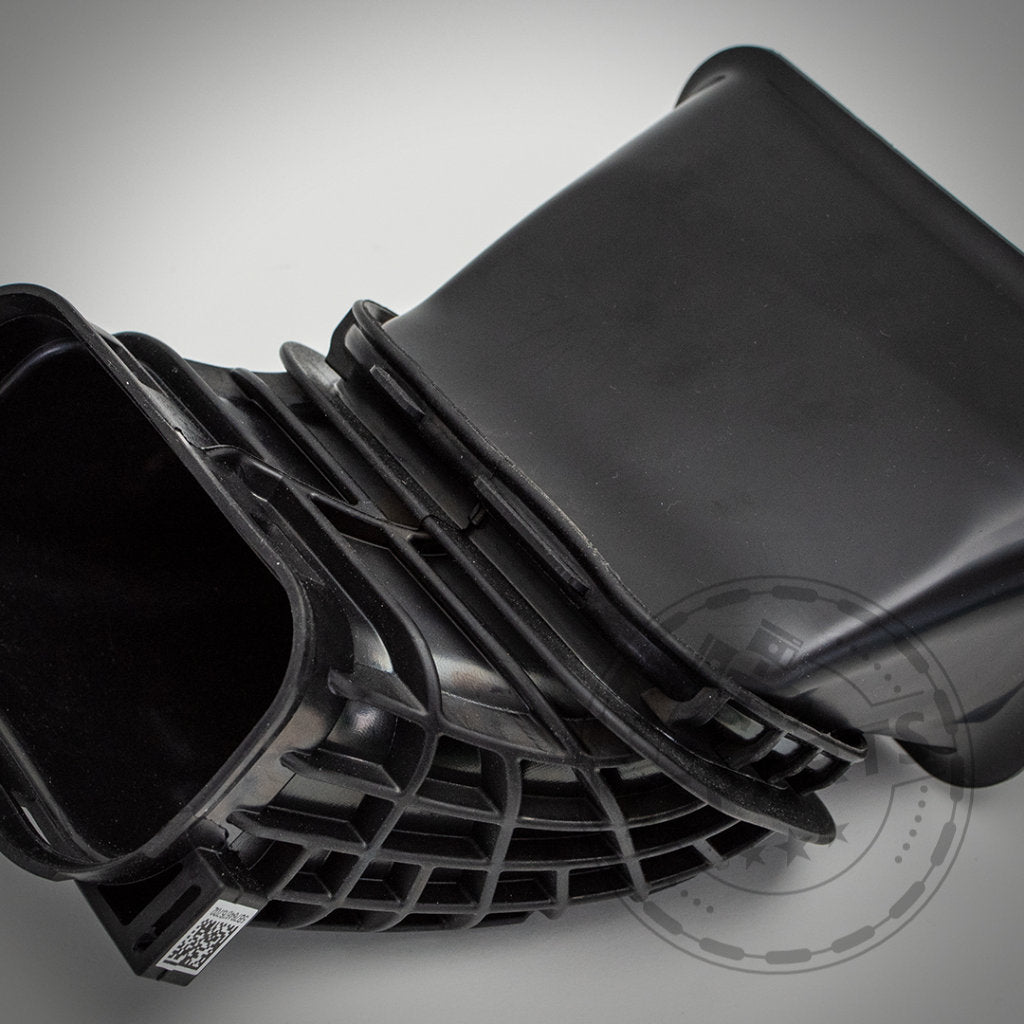 55Parts Exclusive Airscoop-Ram Air Intake Ansaugung für fast alle BMW F-Serien Modelle, Lieferung mit Zertifikat. Schwarzer Kunststoff, gewölbtes und vergittertes Design, ideal als B58 Upgrade, abgebildet auf einem schlichten hellen Hintergrund.