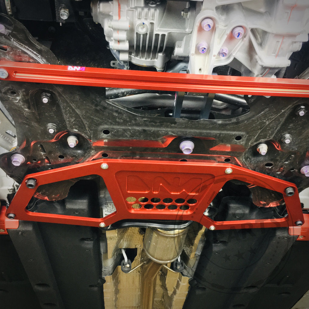 Die DNA Racing Versteifungsstrebe vorner Achsträger hinten, passend für Toyota Yaris GR, verstärkt die Achse und betonte Aufhängung sowie Abgasanlage – perfekt für jeden Tuning-Shop, der nach mehr Fahrspaß sucht.