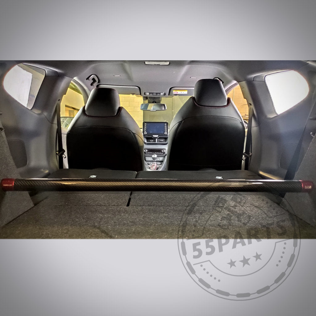 Blick aus dem Kofferraum eines Yaris GR, der die 55Parts DNA-Sitztieferlegung für den Originalsitz zeigt, der für den Toyota Yaris GR entworfen wurde und die sportliche Sitzposition hervorhebt.
