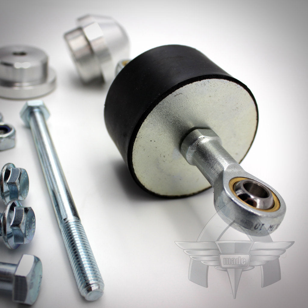 Nahaufnahme von metallischen Autoteilen, einschließlich Schrauben, Muttern und einer zylindrischen Gummibuchse mit Stangenende, mit dem 55Parts-Exklusivteil: ATmade Diff-Lockdown 2.0 für verbesserte Haltbarkeit.
