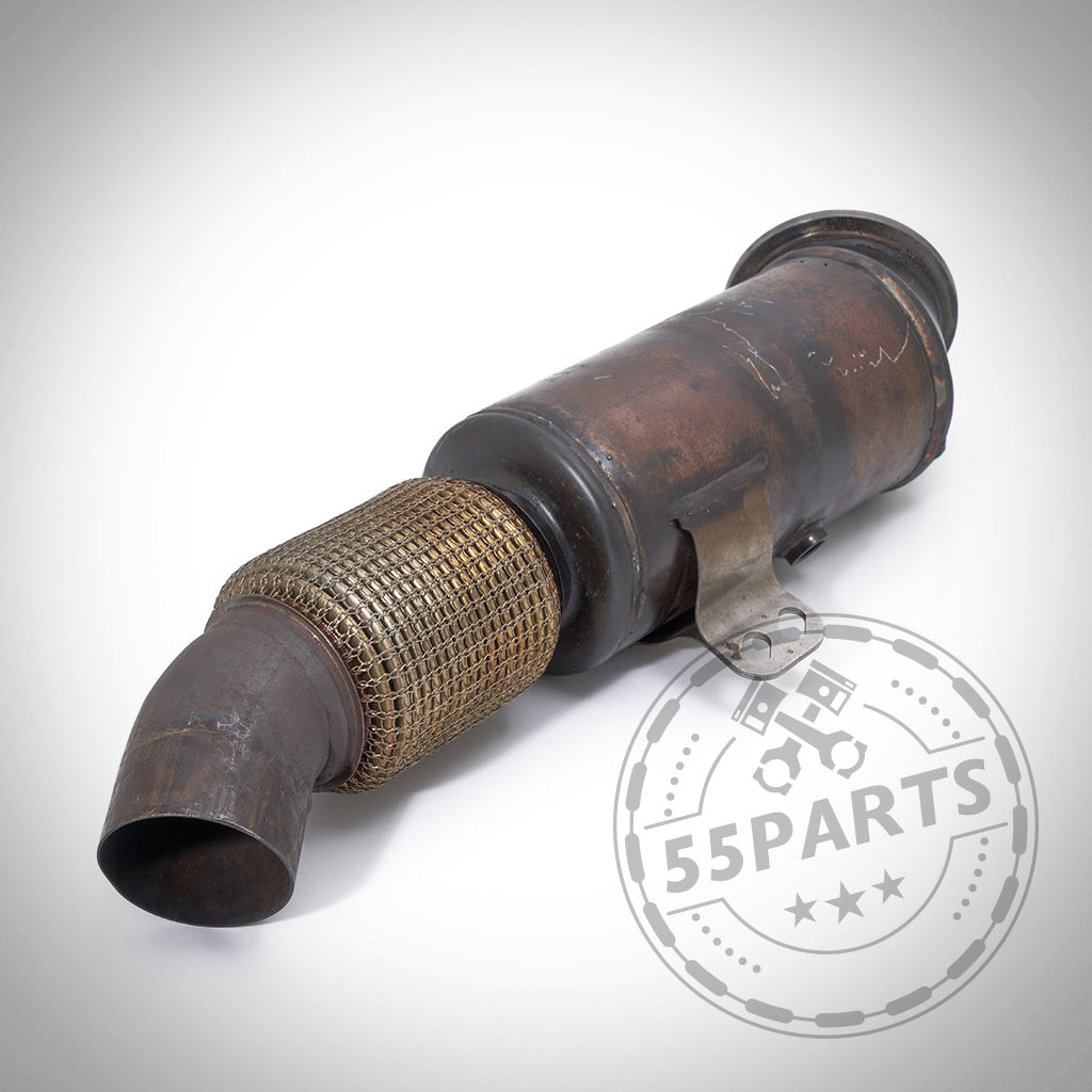 Gebrauchter Katalysator mit Metallgitter auf weißem Hintergrund, mit dem Logo „55Parts“ davor. Ideal für Autoreparatur oder Recycling.