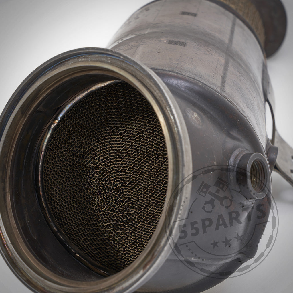 Nahaufnahme eines 55Parts Special OEM Downpipe mit 300 Zeller, passend für BMW M140i, M240i, M340i, 440i, 540i, 640i, 840i, Z4 &amp; Supra B58(TU) F/G-Serie; Metallfilter mit Wabeninnenseite neben dem Downpipe abgebildet.