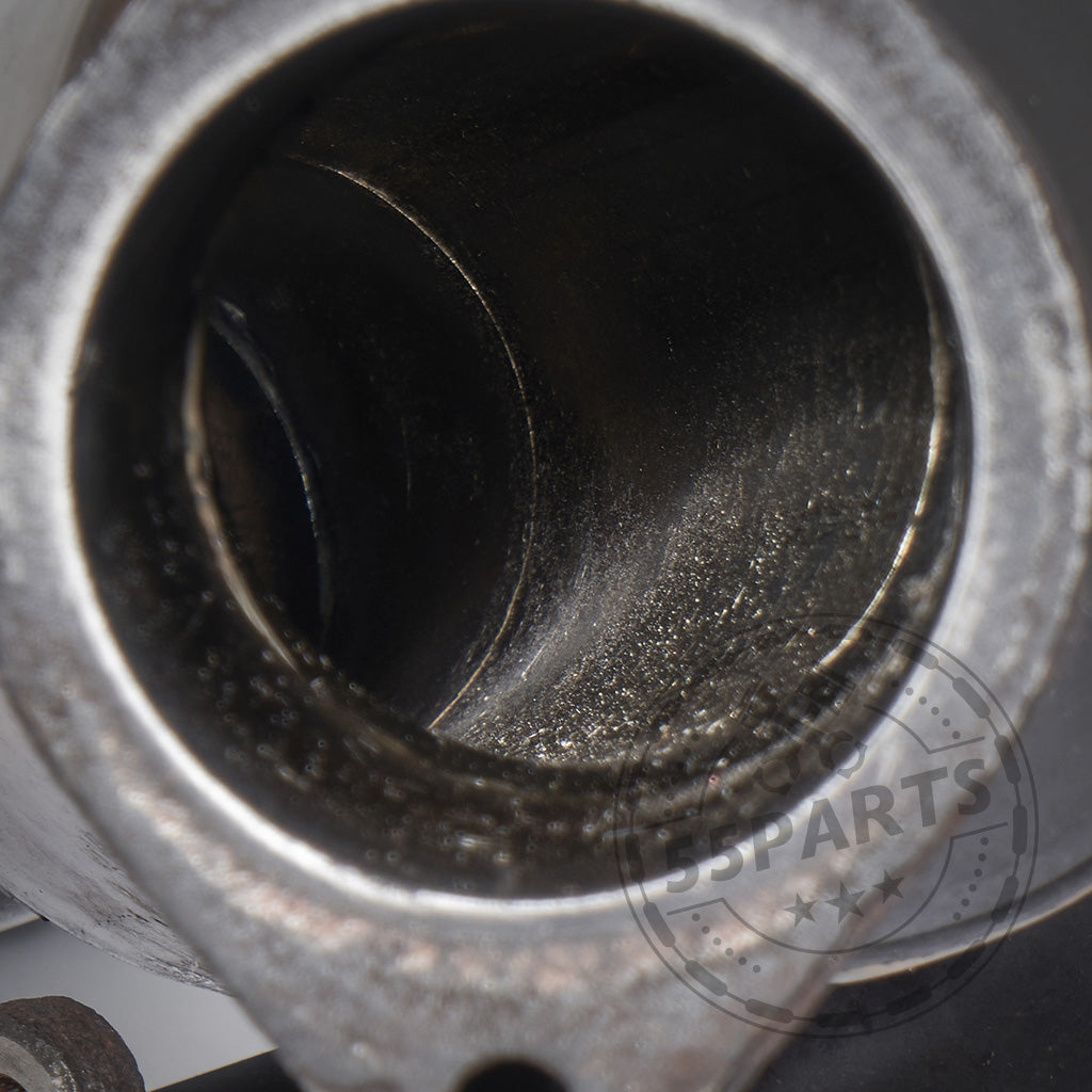 Zwei gebrauchte, umgebaute OEM-Downpipes passend für BMW 135i, 1er M Coupé und 335i N54 mit gebogenen Rohren, perfekt für FBO-Setups oder strömungsoptimierte Downpipe-Nutzung, abgebildet auf weißem Hintergrund.