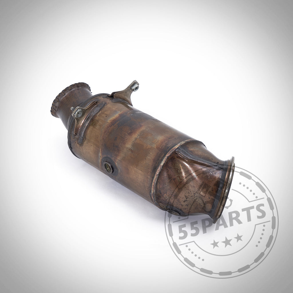 Eine gebrauchte OEM Downpipe mit 300 Zeller, passend für BMW x35i N55 F Serie EWG ab 06/13, von 55Parts, mit Schellen-abgebildet auf weißem Hintergrund mit schwachem 55Parts Wasserzeichen; perfekt für Ihr FBO Upgrade.