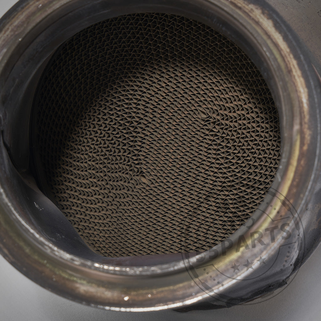 Nahaufnahme der Wabenstruktur im Inneren einer 55Parts OEM Downpipe mit 300 Zeller passend für BMW x35i N55 F Serie EWG ab 06/13.
