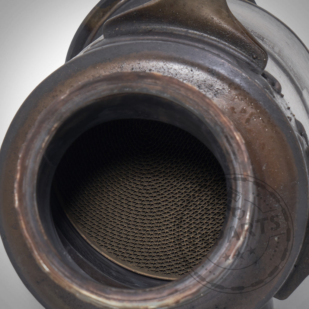 Nahaufnahme der Wabenstruktur im Inneren der 55Parts OEM Downpipe mit 300 Zeller, designed für BMW x35i N55 F Serie EWG ab 06/13.
