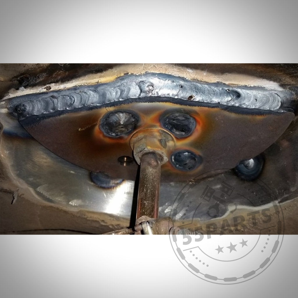 Vier Verstärkungsbleche Hinterachse passend für BMW 3er E36, jedes mit mehreren Löchern für individuelle Hinterachsmodifikationen, dargestellt auf einem hellen Hintergrund mit dem 55Parts-Logo in der unteren rechten Ecke.