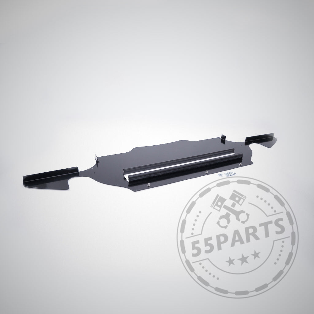 Schwarzer Unterboden im GT4-Stil aus Metall passend für BMW E9x M3, abgebildet mit Seitenverlängerungen auf hellem Hintergrund. 55Parts-Logo-Wasserzeichen sichtbar.