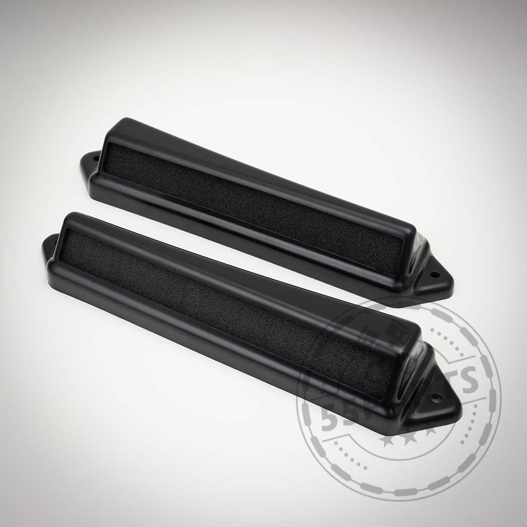 Zwei schwarze, rechteckige Fahrzeugteile mit Schaumstoffeinlagen der Marke Bannik Engineering sind auf einer hellen Oberfläche mit einem 55Parts-Wasserzeichen abgebildet. Es handelt sich um 55Parts Exclusive Mikrofilter Delete Gehäuse für die BMW E8x und E9x 1er und 3er Reihe.