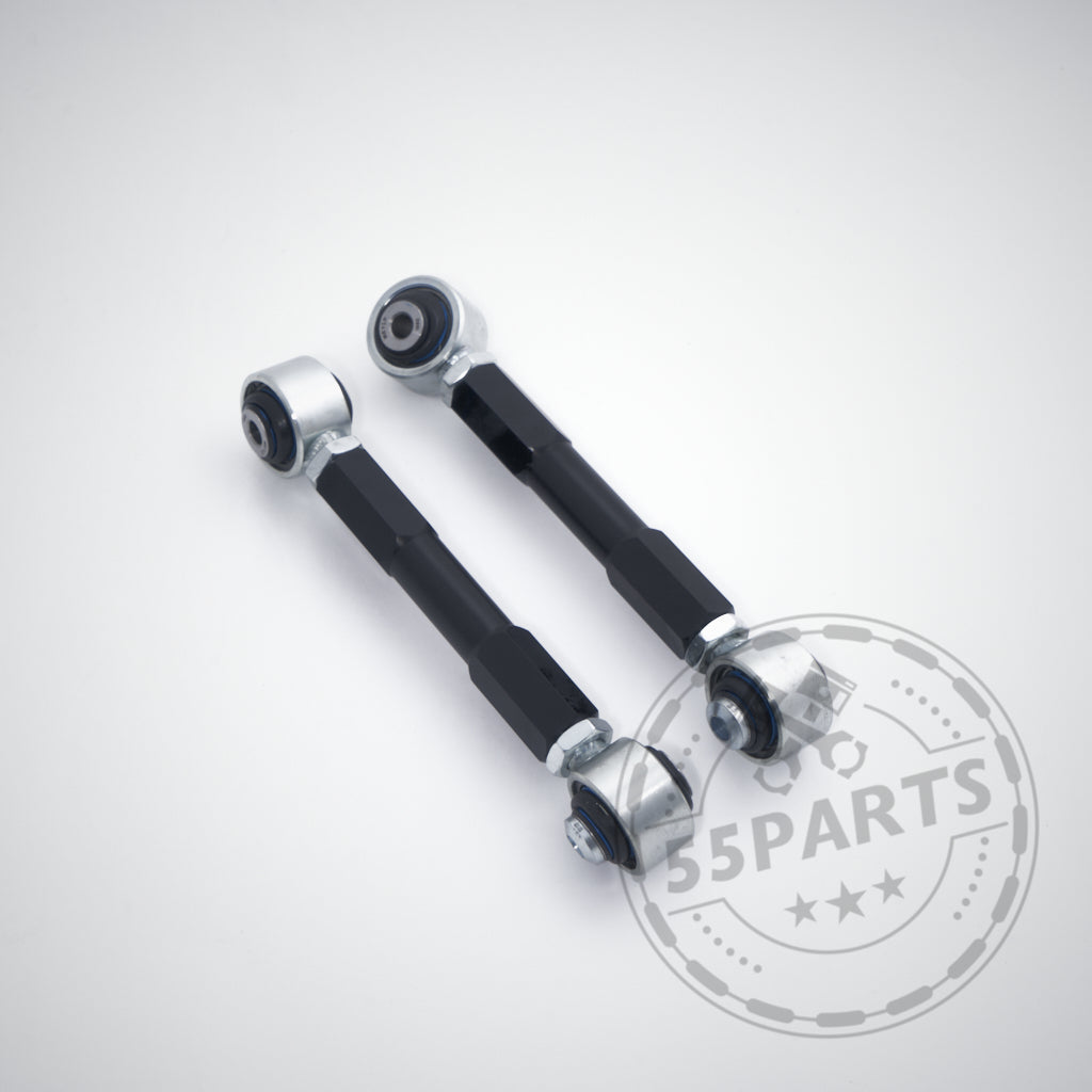 Zwei verstellbare Uniball-Sturzlenker aus Metall für die Hinterachse passend für BMW 1er E8x, 1er M Coupé und 3er (M3) E9x, abgebildet mit schwarzer Mitte und silbernen Enden auf weißem Hintergrund mit dem 55Parts-Logo-Wasserzeichen.