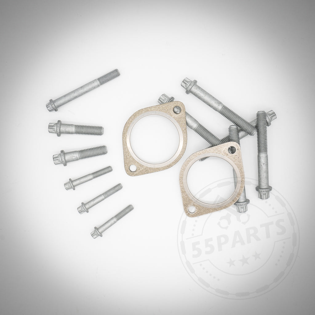 Ein 55Parts Einbauset Schwungrad/Kupplung passend für BMW 135i, 1er M Coupe, und 335i(x) N54 mit Metallbolzen und zwei runden Dichtungen liegt auf weißem Grund mit dezentem 55Parts-Logo.