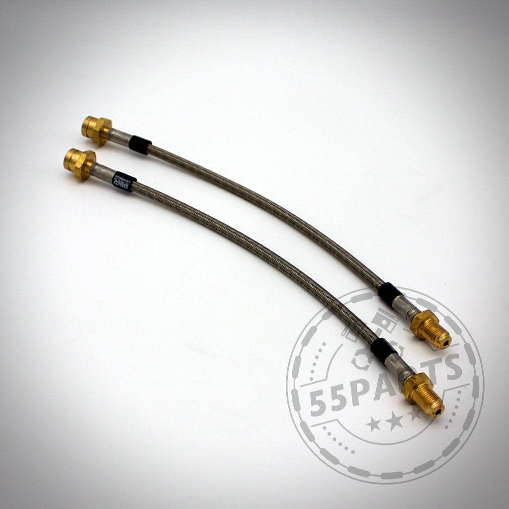Zwei Fischer Stahlflex-Bremsleitungen mit Messingbeschlägen auf weißem Hintergrund, dezent mit dem Wasserzeichen 55Parts versehen – ideal zum Aufrüsten der Bremssysteme der BMW F-Serie F1x, F2x, F3x und F8x.