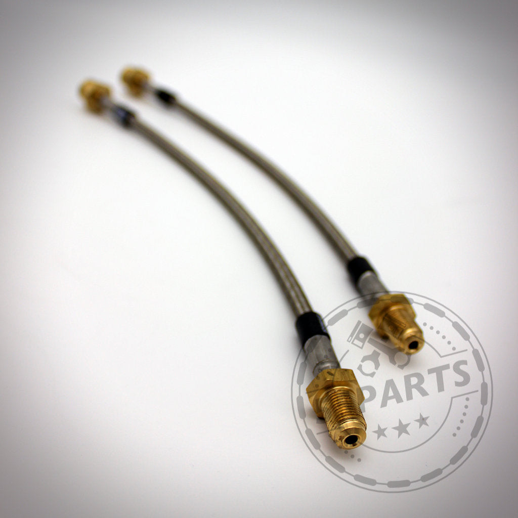 Zwei Fischer Stahlflex Bremsleitungen mit ABE, passend für BMW E-Serie (E3x, E4x, E6x, E8x, E9x), mit Messinganschlüssen sind auf weißem Hintergrund schräg abgebildet – ideal zur Leistungssteigerung der Bremsanlage.