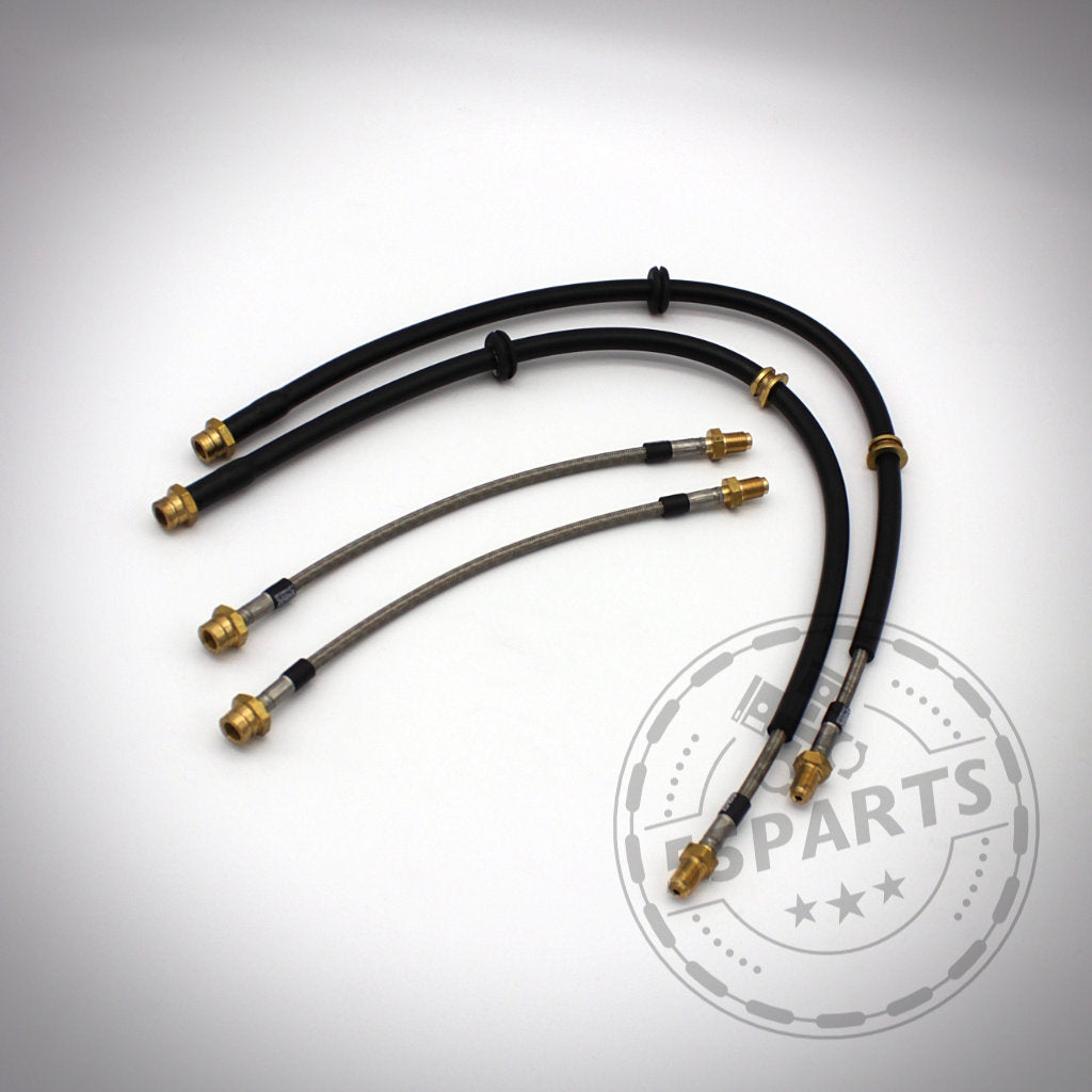 Vier Fischer Stahlflex-Bremsleitungen mit ABE – zwei schwarze Gummileitungen, zwei silberne geflochtene – passend für Bremssysteme der BMW E-Serie (E3x, E4x, E6x, E8x, E9x) sind mit Metallbeschlägen auf weißem Hintergrund abgebildet.